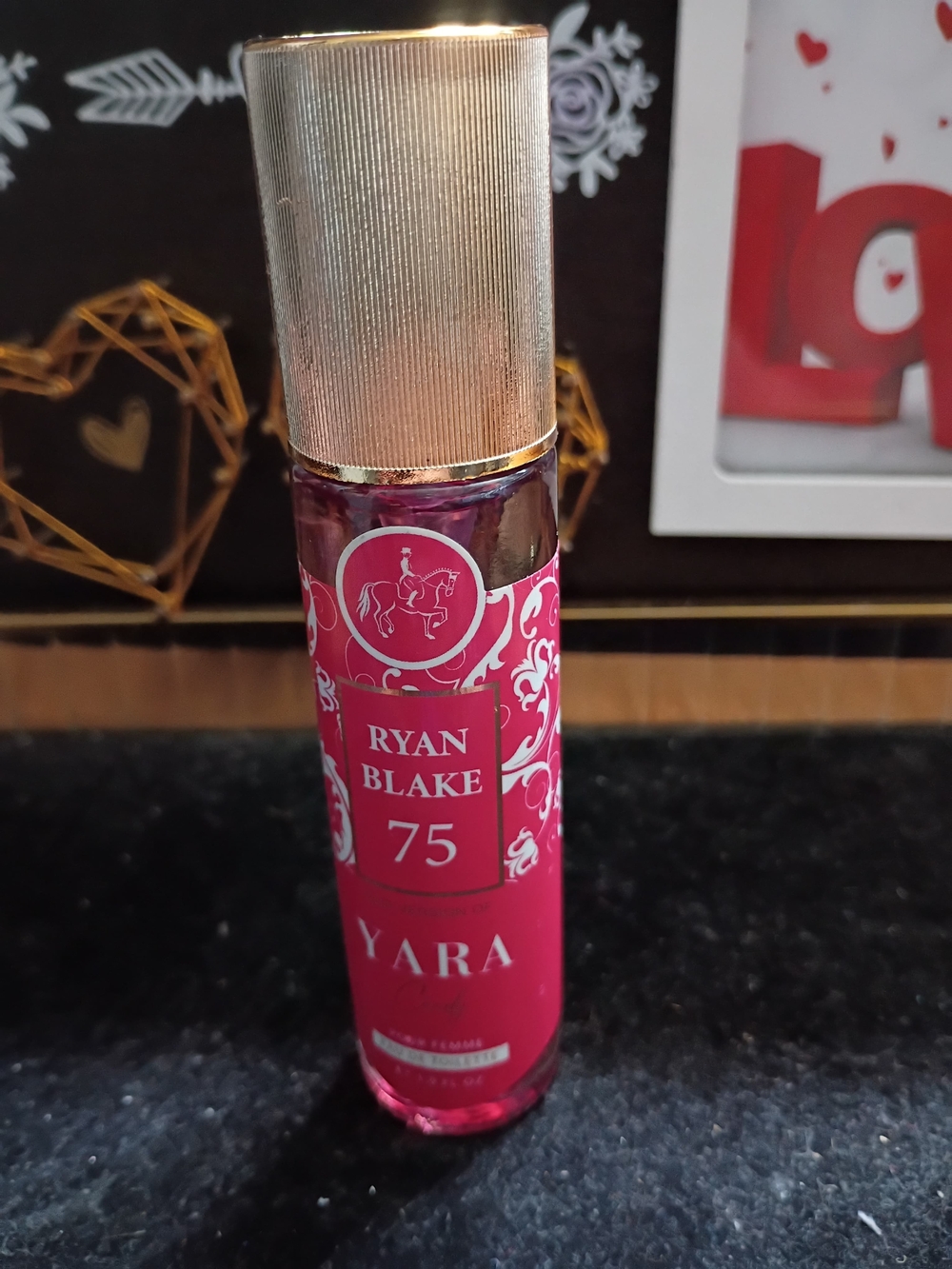 Ara Lipstick in Vibrant Pink with Gold Cap